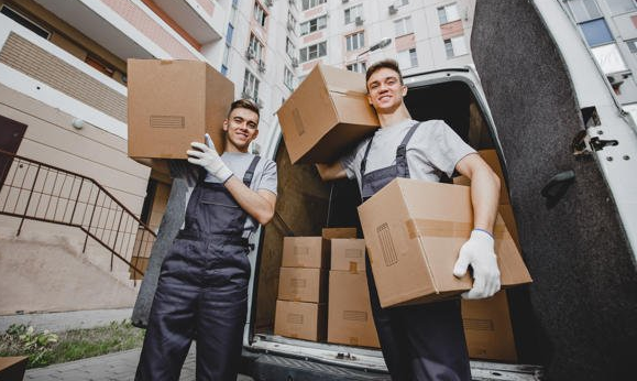 The Benefits of Working with a Professional Moving Company