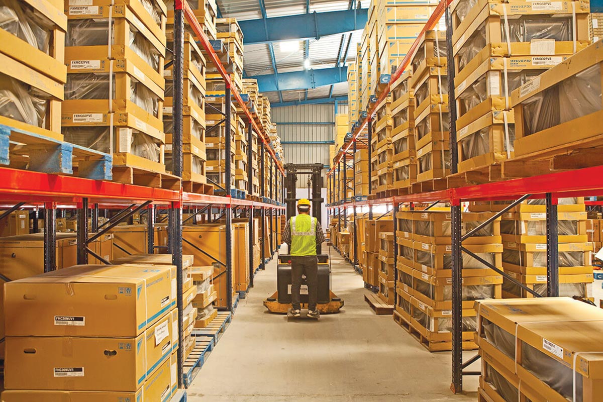 The Pros and Cons of Outsourcing Warehouse Services