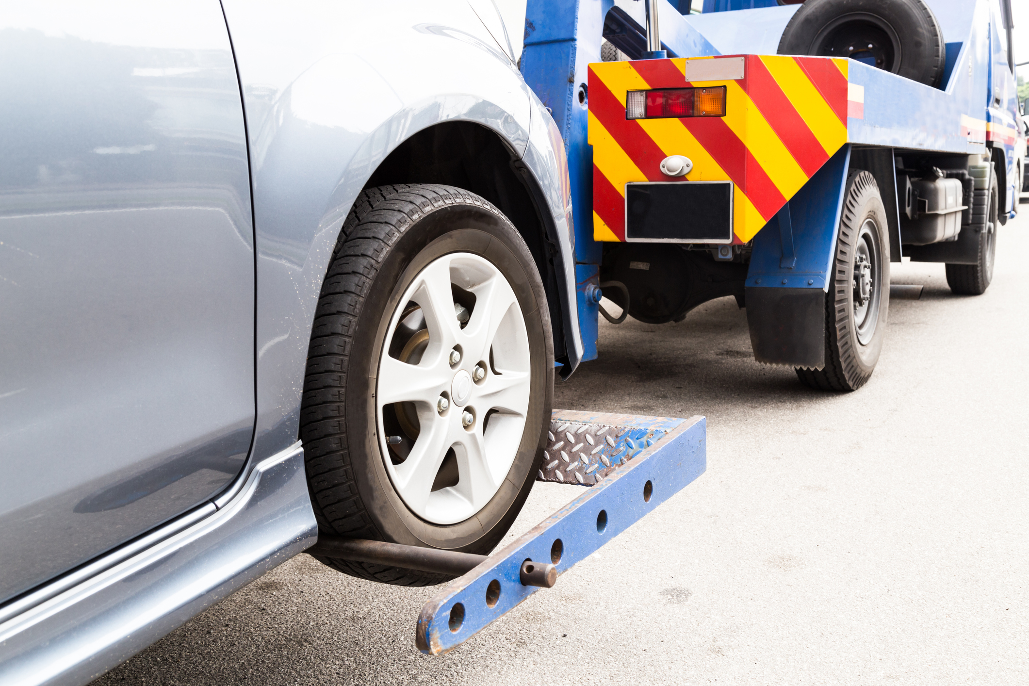 When to Call a Towing Service vs. When to Try to Fix Your Vehicle Yourself
